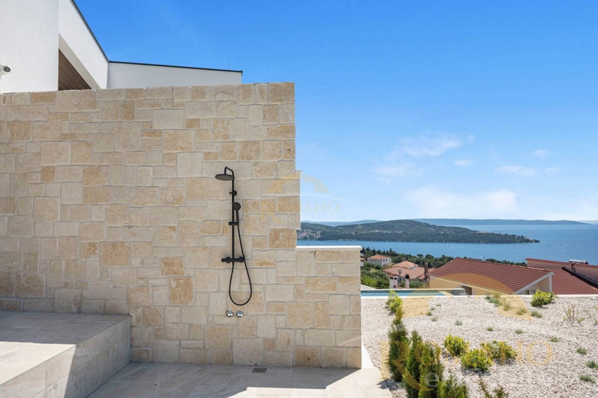 Moderna dvojna vila z infinity bazenom in panoramskim razgledom – Seget Gornji